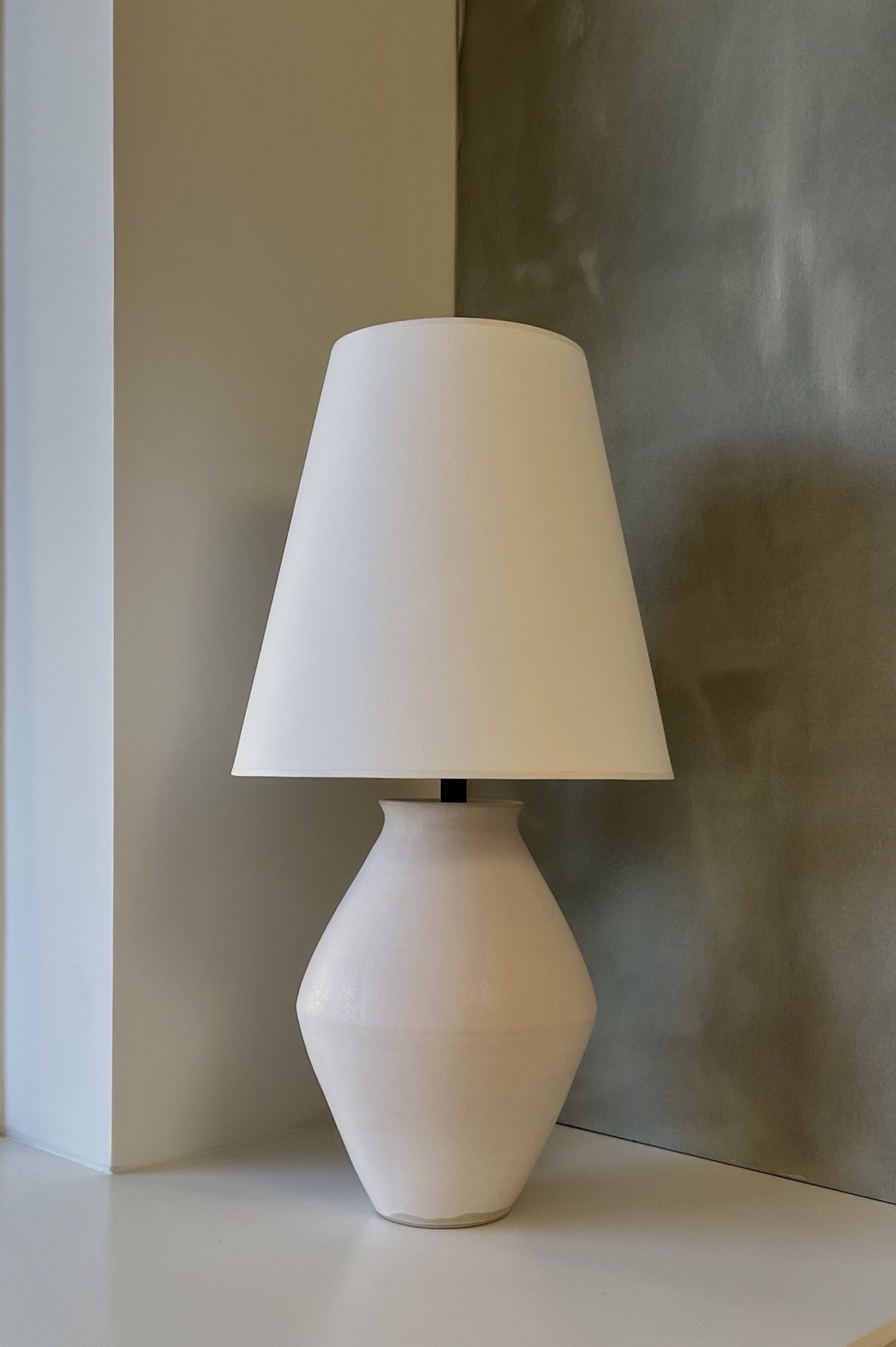 Christiane Perrochon Amphora 34 table lamp matt white